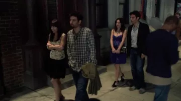 The black-heeled shoes worn by Jen (Lindsay Sloane) in How I Met Your Mother (S05E02)