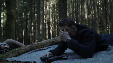 Montre portée par Peter Sutherland (Gabriel Basso) dans les tenues de la série télévisée The Night Agent (saison 1 épisode 3)