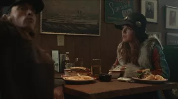 Chapeau porté par Daisy Jones (Riley Keough) comme on le voit dans la garde-robe de la série télévisée Daisy Jones & the Six (saison 1, épisode 9)