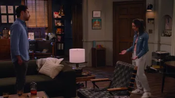 Baskets Veja portées par Valentina (Francia Raisa) comme on le voit dans la série télévisée How I Met Your Father (S02E10)