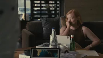 Montre en acier portée par Shiv Roy (Sarah Snook) dans la série télévisée Succession (saison 4 épisode 1)
