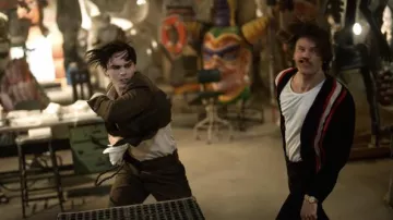 Cardigan rayé porté par Phil (Joshua Mikel) vu dans Renfield