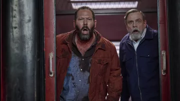 Veste rouge portée par Bert (Bert Kreischer) comme on le voit dans le film The Machine