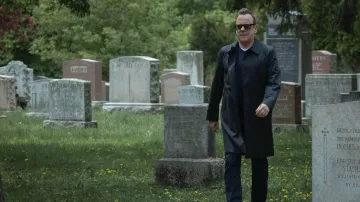 Lunettes de soleil portées par John Weir (Kiefer Sutherland) dans la série télévisée Rabbit Hole (saison 1, épisode 1)