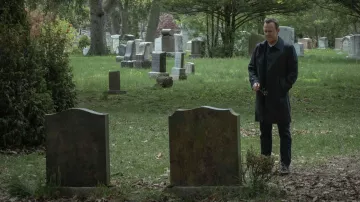 Manteau de tranchée porté par John Weir (Kiefer Sutherland) vu dans Rabbit Hole Outfits (S01E01)