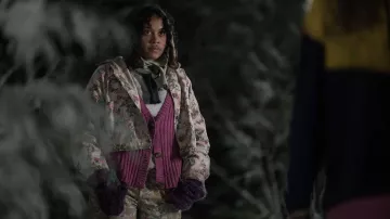 Ensemble veste et pantalon à fleurs portés par Teen Crystal (Nuha Jes Izman) comme on le voit dans Yellowjackets (S02E01)