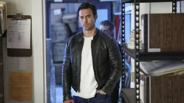 Chaqueta de cuero usada por Charlie Nicoletti (Milo Ventimiglia) como se ve en The Company You Keep (S01E05)