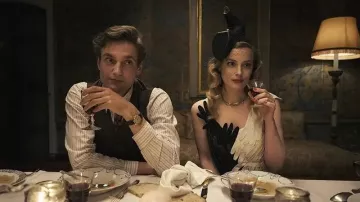 Lunettes dorées portées par Albert Hirschman (Lucas Englander) dans les tenues de la série télévisée Transatlantic (saison 1)