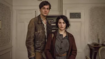Veste en cuir portée par Albert Hirschman (Lucas Englander) dans les tenues de la série télévisée Transatlantic (saison 1)