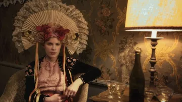 Chapeau de fan porté par Jaqueline Lamba (Hande Kodja) comme on le voit dans Transatlantic (saison 1)