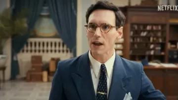 Lunettes rondes de La Havane portées par Varian Fry (Cory Michael Smith) dans la série télévisée Transatlantic (saison 1)