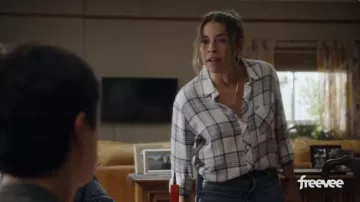 Chemise à carreaux portée par Andrea (Christina Vidal) vue dans la série télévisée Primo (saison 1)