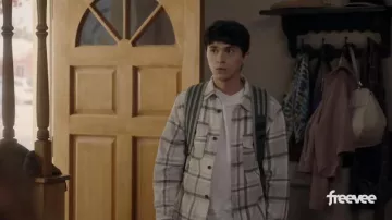 Chemise à carreaux portée par Rafa (Ignacio Diaz-Silverio) comme on le voit dans la série télévisée Primo (saison 1)
