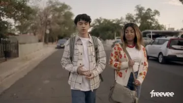Cardigan imprimé floral porté par Mya (Stakiah Lynn Washington) vu dans les tenues de la série télévisée Primo (saison 1)