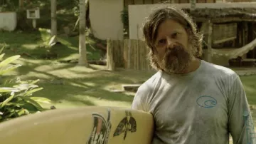 T-shirt de surf gris à manches longues porté par Jackson (Steve Zahn) comme on le voit dans les tenues de film Gringa