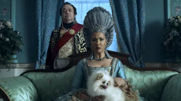 Collier en pierres bleues de la reine Charlotte (Golda Rosheuvel) vu dans Queen Charlotte: A Bridgerton Story (saison 1)