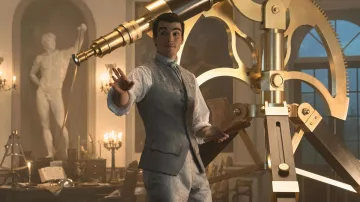 Gilet gris porté par le jeune roi George (Corey Mylchreest) comme on le voit dans Queen Charlotte: A Bridgerton Story (saison 1)