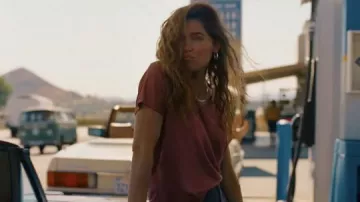 T-shirt rouge porté par Monica (Trace Lysette) comme on le voit dans les tenues de film Monica