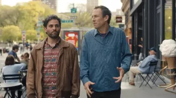Chemise imprimée portée par Mark (Arian Moayed) comme on le voit dans les tenues du film You Hurt My Feelings