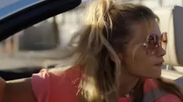 Lunettes de soleil roses oversize portées par Delly West (Abbey Lee) comme on le voit dans les tenues de la série télévisée Florida Man (saison 1)