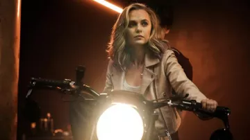 Veste en cuir rose portée par Sienna (Madison Iseman) comme on le voit dans le film Les Chevaliers du Zodiaque