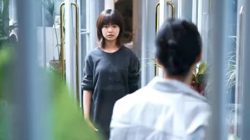 Sudadera gris oscuro usada por Gil Jae-yeong (Si-ah Kim) como se ve en Kill Boksoon