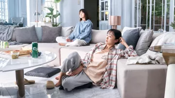 Camisa a cuadros usada por Gil Bok-soon (Jeon Do-yeon) como se ve en la película Kill Boksoon