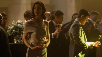 Vestido usado por Rebecca March (Lauren Stamile) como se ve en el programa de televisión Gotham Knights (S01E03)