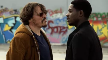 Veste en shearling à capuche portée par Gustavo 'El Oso' Zapata (Sergio Peris-Mencheta) vue dans les tenues de la série télévisée Snowfall (S06E06)