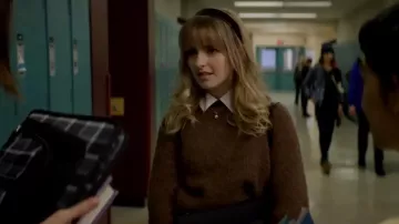 Pull brun porté par Emma Grossman (Mckenna Grace) dans The Bad Seed Returns