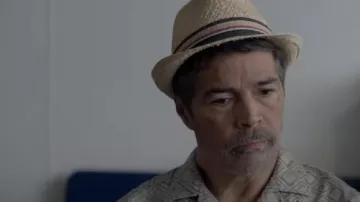 Chapeau de paille porté par Esai Morales dans le film Master Gardener