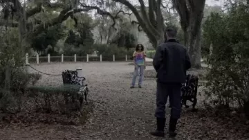 T-shirt cravate et teinture porté par Maya (Quintessa Swindell) comme on le voit dans le film Master Gardener