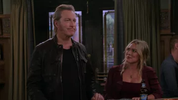 Veste zippée en cuir portée par Robert (John Corbett) comme on le voit dans How I Met Your Father (S02E10)