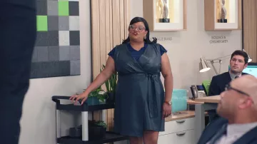 Robe en cuir portée par Dori Ovens (X Mayo) vue dans American Auto (S02E10)