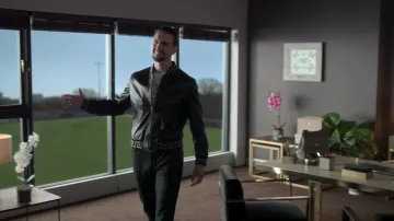 Chaqueta de cuero de Versace usada por Zava (Maximilian Osinski) como se ve en Ted Lasso (S03E03)