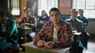Veste zippée rouge et noire à carreaux portée par Kevin Keller (Casey Cott) comme on le voit dans Riverdale (saison 7 épisode 1)