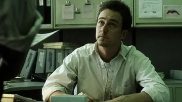 Chemise ajustée portée par le narrateur (Edward Norton) dans le film Fight Club