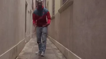 Veste Nike Windrunner en rouge portée par Dave dans son clip vidéo Wanna Know