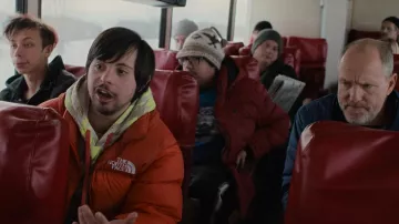 La chaqueta North Face Puff en naranja usada por Craig (Matthew Von Der Ahe) como se ve en Champions