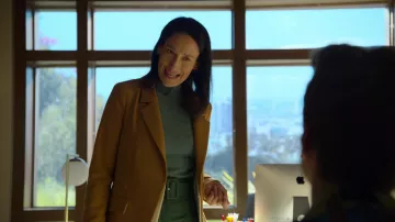 Manteau de trench Camel porté par Anna (Sian Clifford) dans les tenues de la série télévisée Unstable (saison 1 épisode 1)