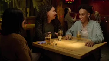 Veste bomber portée par Malcolm (Aaron Branch) comme on le voit dans la garde-robe d’une émission de télévision instable (S01E05)