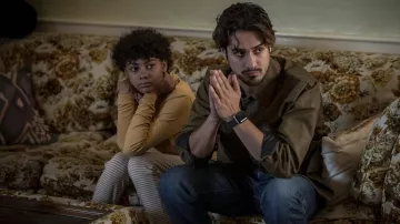 Pantalon rayé porté par Charlie (Zarielle Langford) comme on le voit dans Orphan Black: Echoes (saison 1)