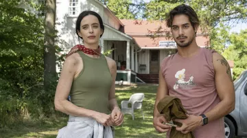 T-shirt Pancake Man porté par Jack (Avan Jogia) comme on le voit dans la série télévisée Orphan Black: Echoes (saison 1)