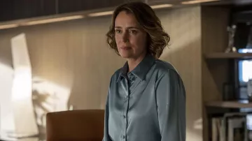 Camisa de seda usada por Keeley Hawes en Orphan Black: Echoes (Temporada 1)