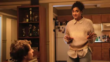 Pull en laine porté par Emily Price (Vella Lovell) dans la série télévisée Animal Control (saison 1, épisode 7)