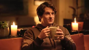 Sweat à capuche brun porté par Fred 'Shred' Taylor (Michael Rowland) vu dans Animal Control (S01E07)
