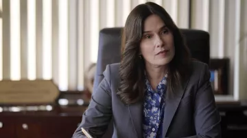 Chemisier imprimé floral porté par le commissaire Haynes (Sue Cremin) vu dans Alaska Daily (saison 1 épisode 11)