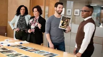 Chemisier floral graphique porté par Margaret (Marcia Gay Harden) dans la série télévisée So Help Me Todd (saison 1, épisode 16)
