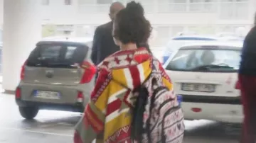 Le gilet poncho porté par Camille et Marie (Cassiopée Mayance) dans le film Et doucement rallumer les étoiles