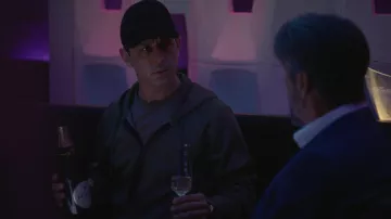 Casquette de chapeau portée par Kendall Roy (Jeremy Strong) dans les tenues de la série télévisée Succession (saison 4, épisode 2)